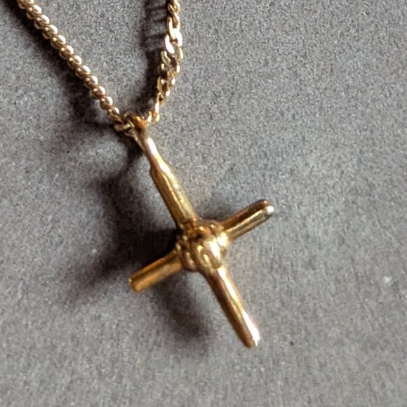 Missoma x Lucy Williams Gold Ridge Cross Necklace - Picture 12 of 16